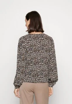 Vero Moda Tall Vmnaja V Neck Pleat - Blouse - Oatmeal/Linea Leo 9 Vero Moda Tall Vmnaja V Neck Pleat - Blouse - Oatmeal/Linea Leo -Vero Moda 0472cd6f90ad4a648963d3c37a533c7e