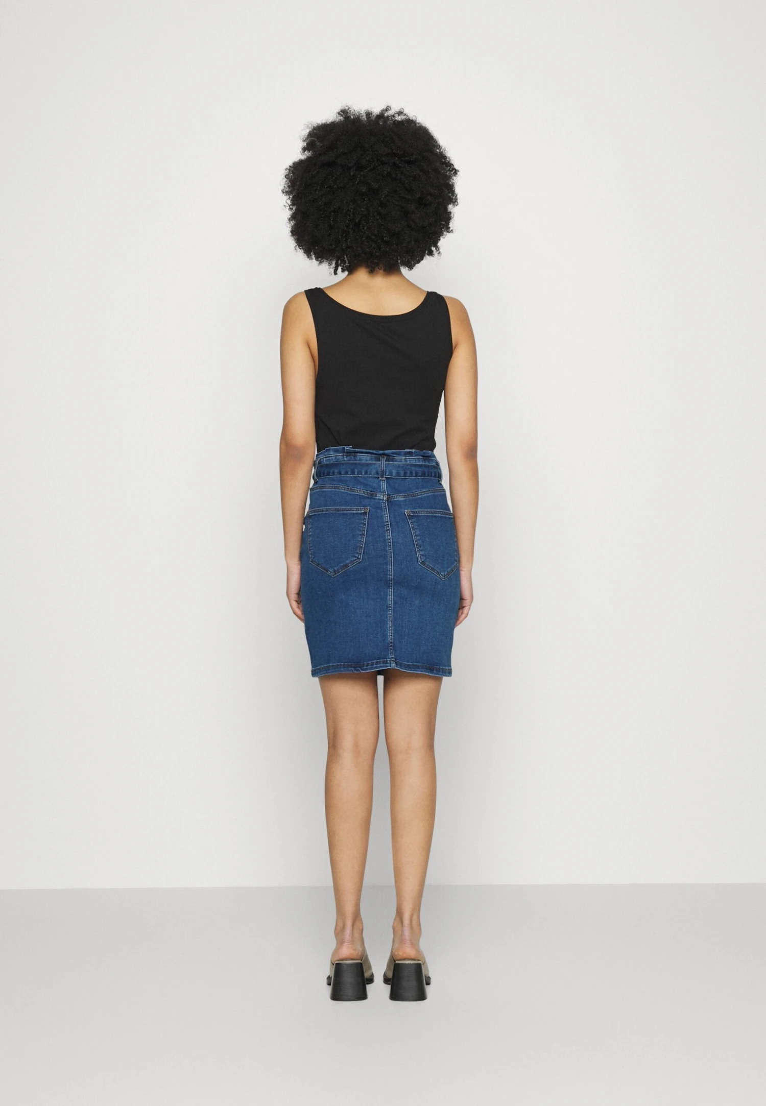 Vero Moda Petite Vmcamilla Short Paperbag Skirt- Maxi Skirt - Medium Blue Denim 5 Vero Moda Petite Vmcamilla Short Paperbag Skirt- Maxi Skirt - Medium Blue Denim - Image 3