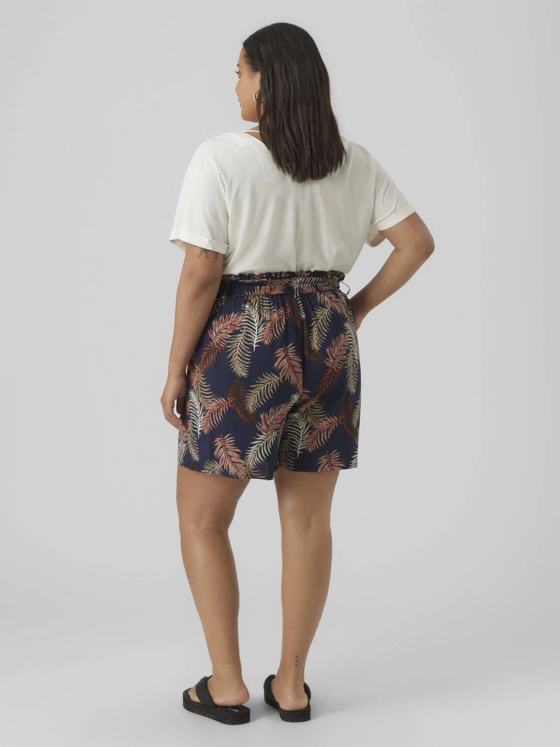 Vero Moda Curve Vmeasy Long Shorts - Shorts - Navy Blazer/New Tropical 5 Vero Moda Curve Vmeasy Long Shorts - Shorts - Navy Blazer/New Tropical - Image 3