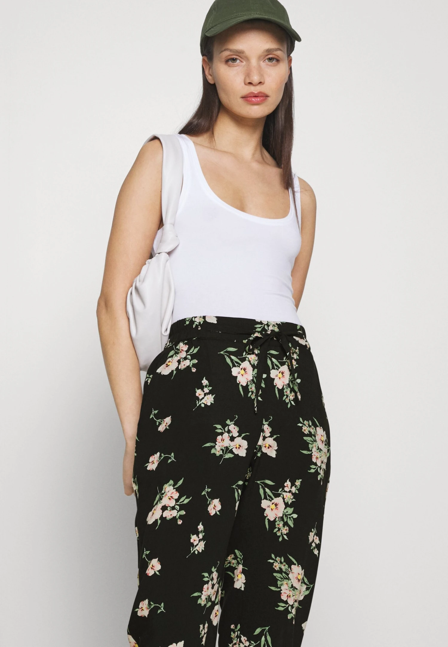 Vero Moda Petite Vmeasy Pants- Trousers - Black/Sandy Black 6 Vero Moda Petite Vmeasy Pants- Trousers - Black/Sandy Black - Image 4