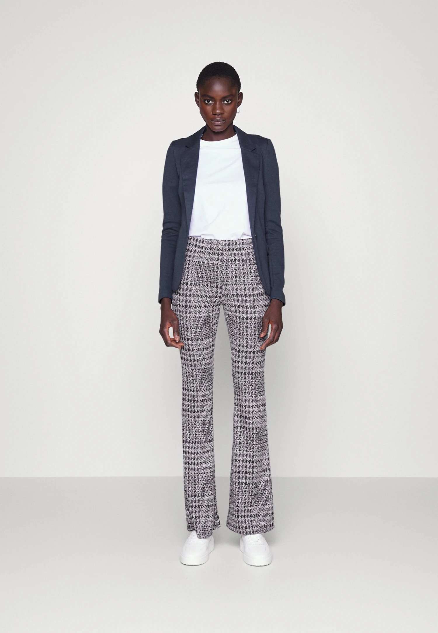 Vero Moda Tall Vmjulia - Blazer - Total Eclipse 4 Vero Moda Tall Vmjulia - Blazer - Total Eclipse - Image 2