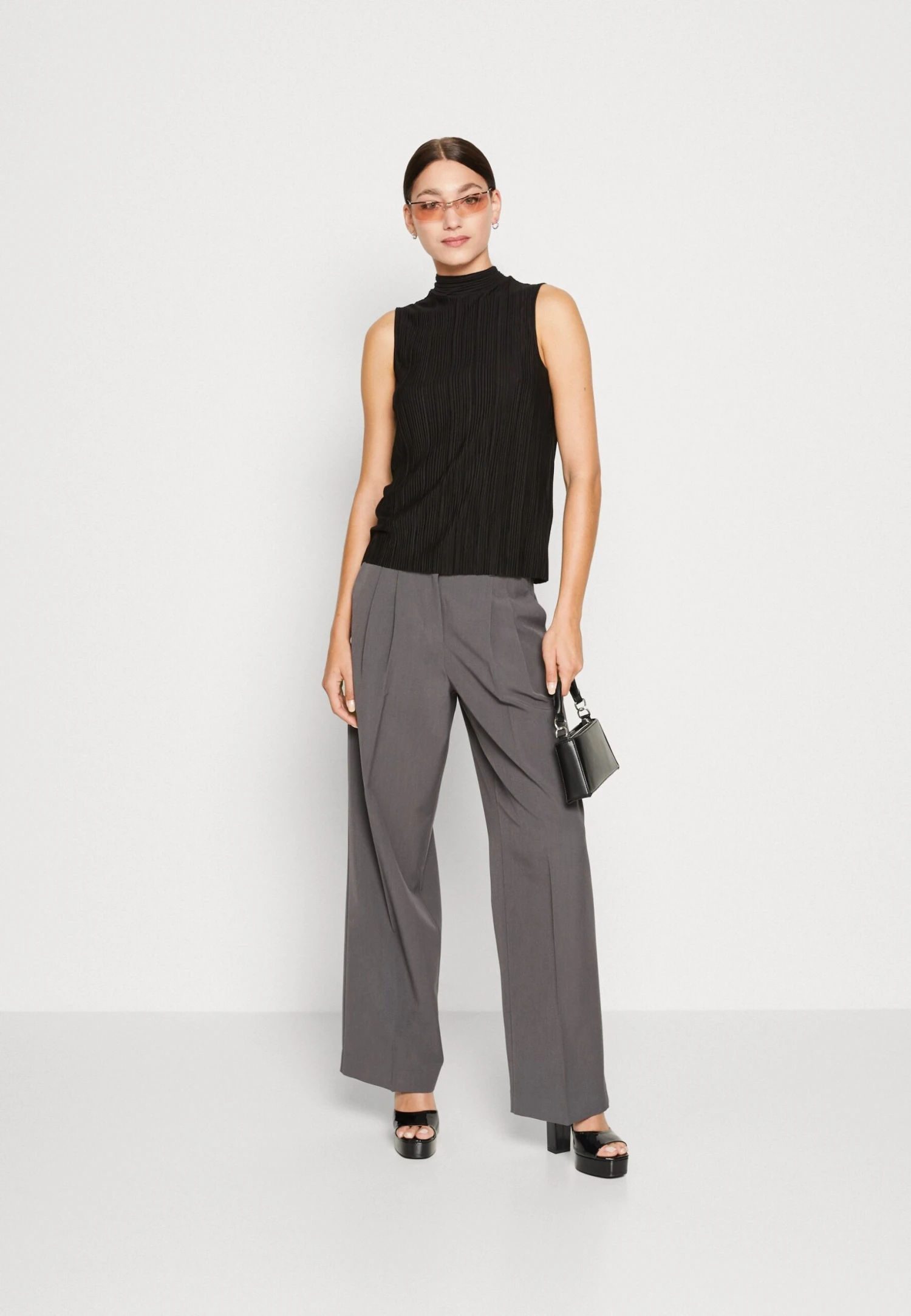 Vero Moda Vmtroian Wide Dad Pant - Trousers - Grey 4 Vero Moda Vmtroian Wide Dad Pant - Trousers - Grey - Image 2