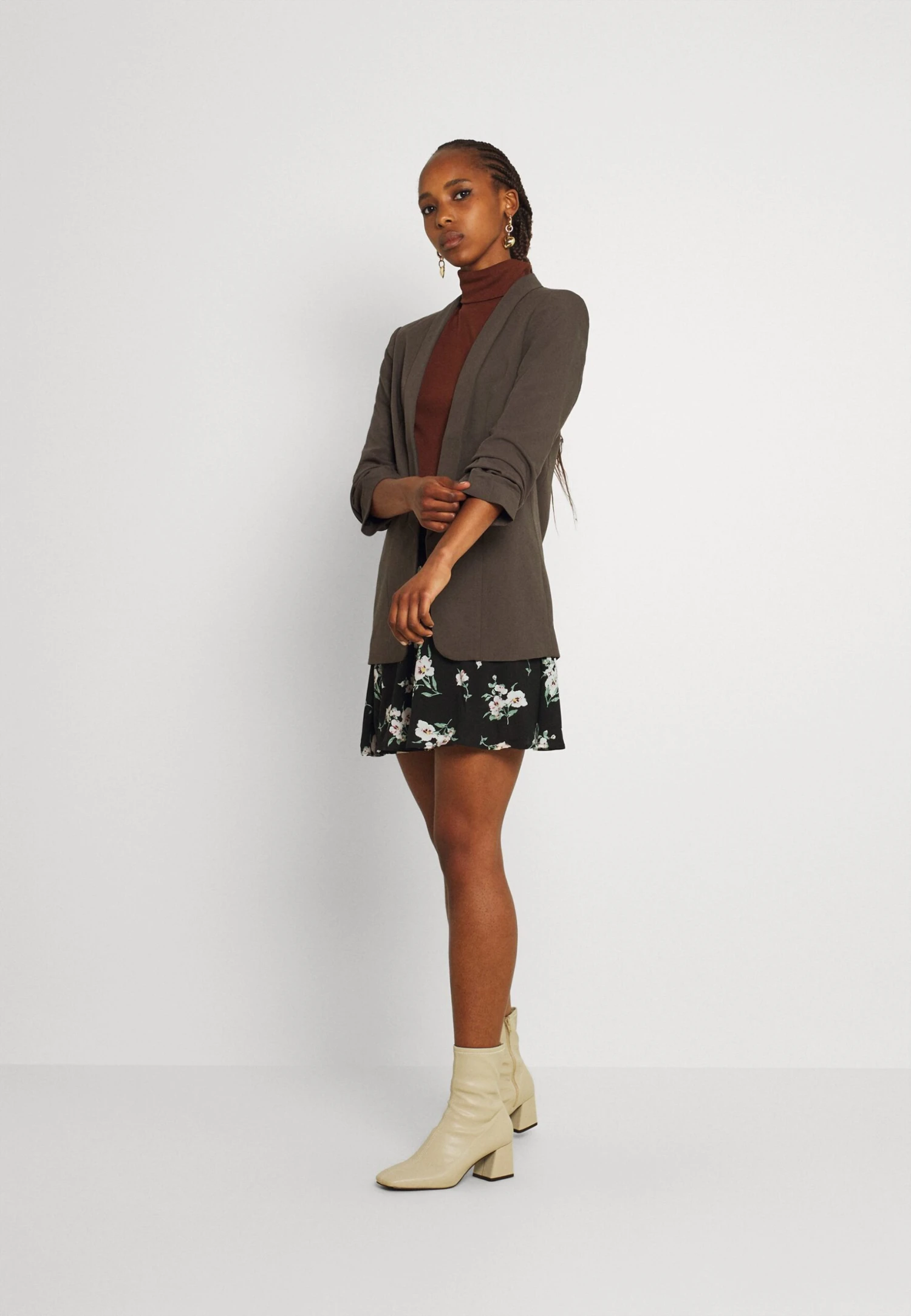 Vero Moda Vmsimply Easy Skater Skirt - Mini Skirt - Black/Sandy 4 Vero Moda Vmsimply Easy Skater Skirt - Mini Skirt - Black/Sandy - Image 2