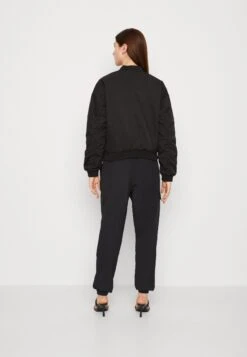 Vero Moda Alexa Short Boos - Bomber Jacket - Black 10 Vero Moda Alexa Short Boos - Bomber Jacket - Black -Vero Moda 24b0a33d5af849c1a322801a10ac019b