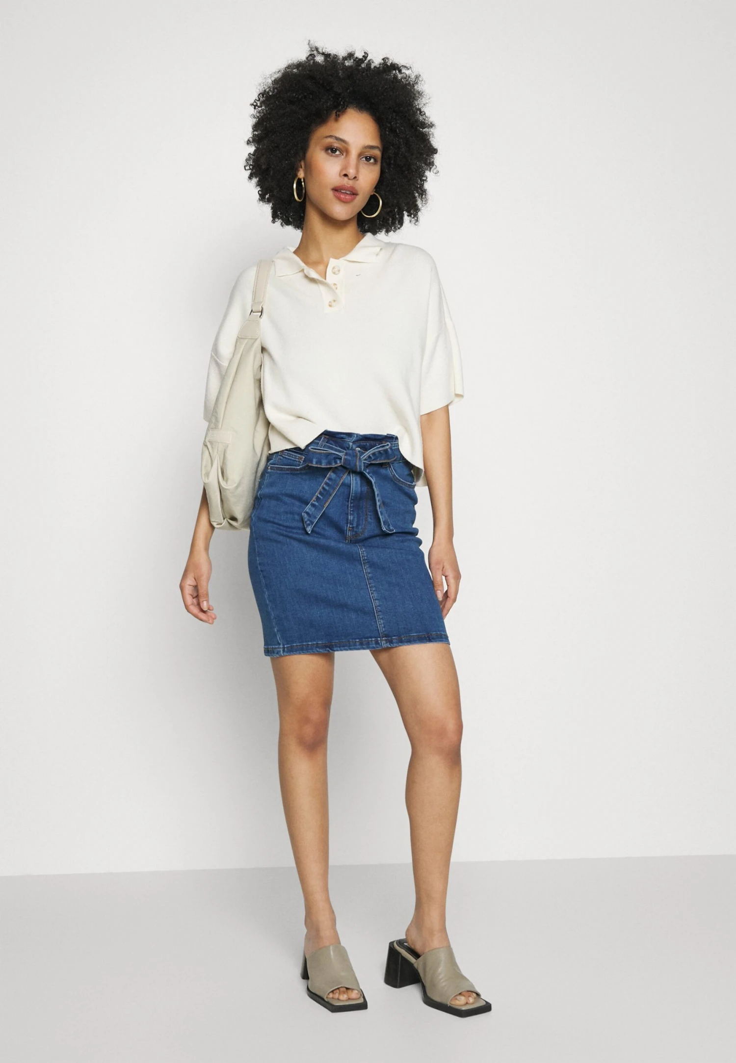 Vero Moda Petite Vmcamilla Short Paperbag Skirt- Maxi Skirt - Medium Blue Denim 6 Vero Moda Petite Vmcamilla Short Paperbag Skirt- Maxi Skirt - Medium Blue Denim - Image 4