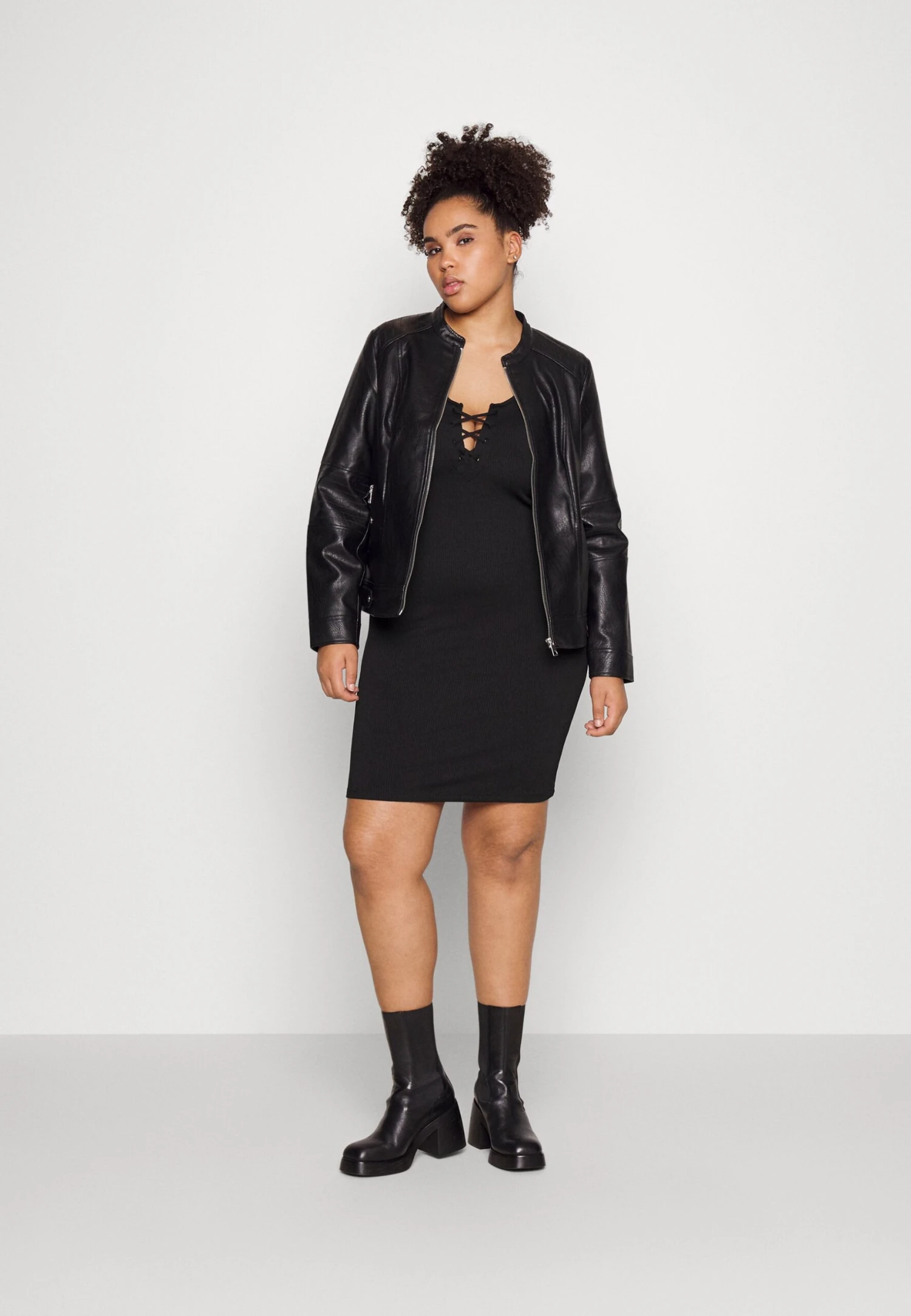 Vero Moda Curve Vmriva Short Dress- Jersey Dress - Black 4 Vero Moda Curve Vmriva Short Dress- Jersey Dress - Black - Image 2