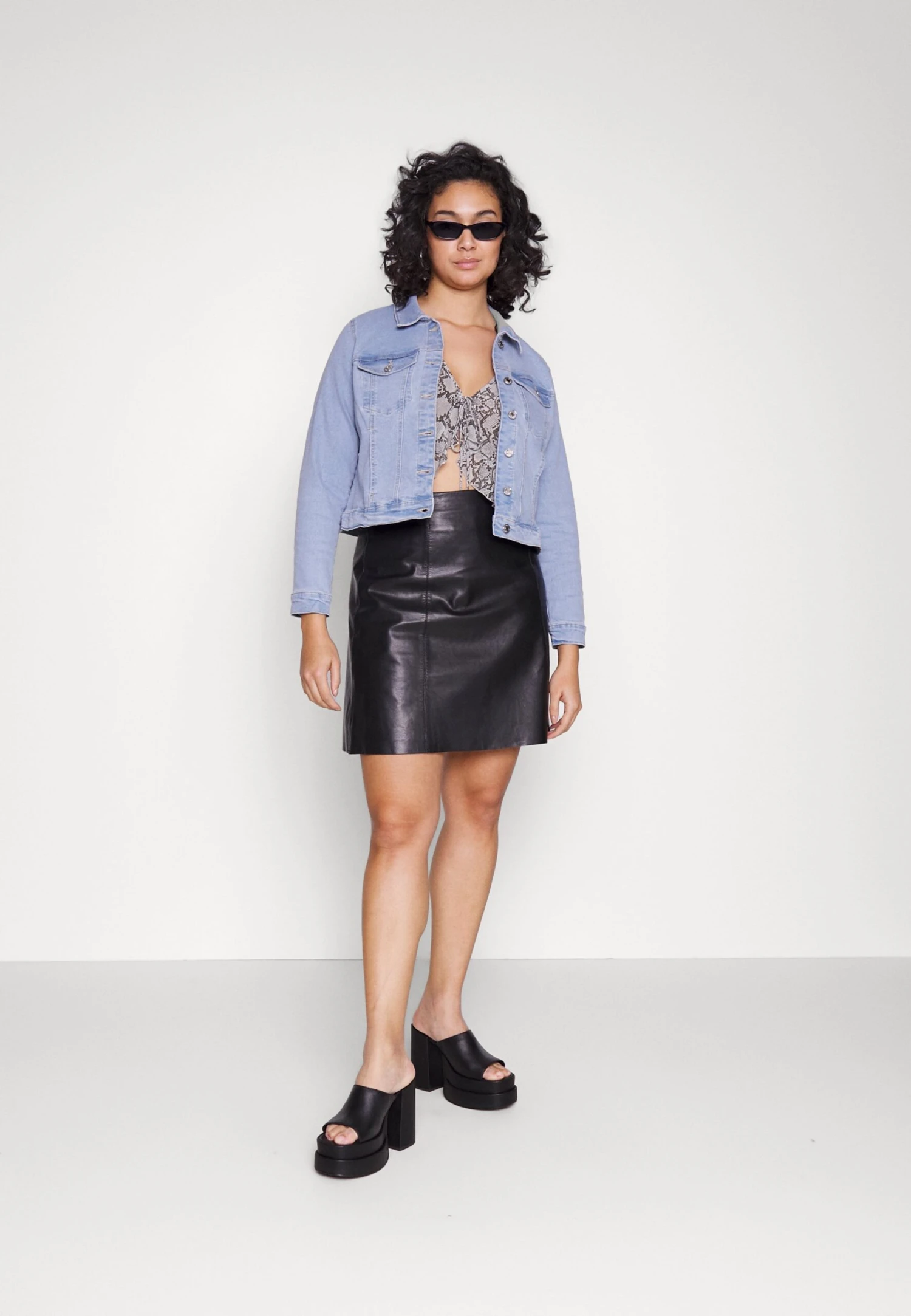 Vero Moda Curve Vmruna Slim- Denim Jacket - Light Blue Denim 4 Vero Moda Curve Vmruna Slim- Denim Jacket - Light Blue Denim - Image 2