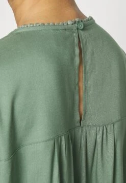 Vero Moda Petite Vmdebbie Pleat - Blouse - Laurel Wreath -Vero Moda 3fadc41aa0fb41be9665f49adef27f66