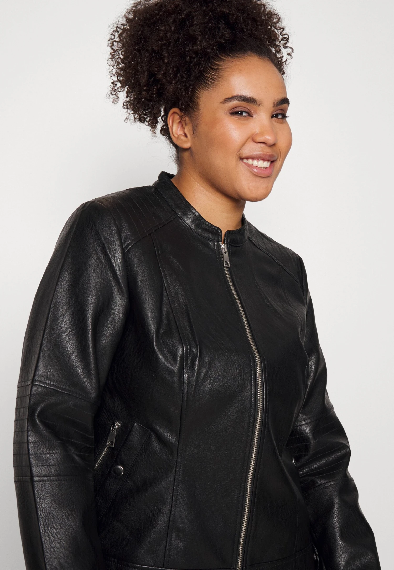 Vero Moda Curve Vmlove Lavine Short Coated Jacket - Faux Leather Jacket - Black 6 Vero Moda Curve Vmlove Lavine Short Coated Jacket - Faux Leather Jacket - Black - Image 4