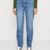 Vmwilma Mom- Straight Leg Jeans - Medium Blue Denim -Vero Moda 507bbd1cc793427e8dec536f7fc768d5
