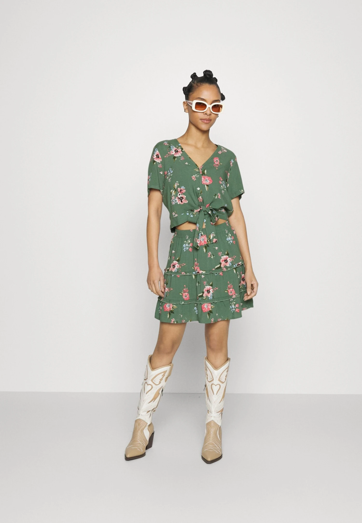 Vero Moda Petite Vmeasy Mini Skirt - A-Line Skirt - Laurel Wreath 4 Vero Moda Petite Vmeasy Mini Skirt - A-Line Skirt - Laurel Wreath - Image 2