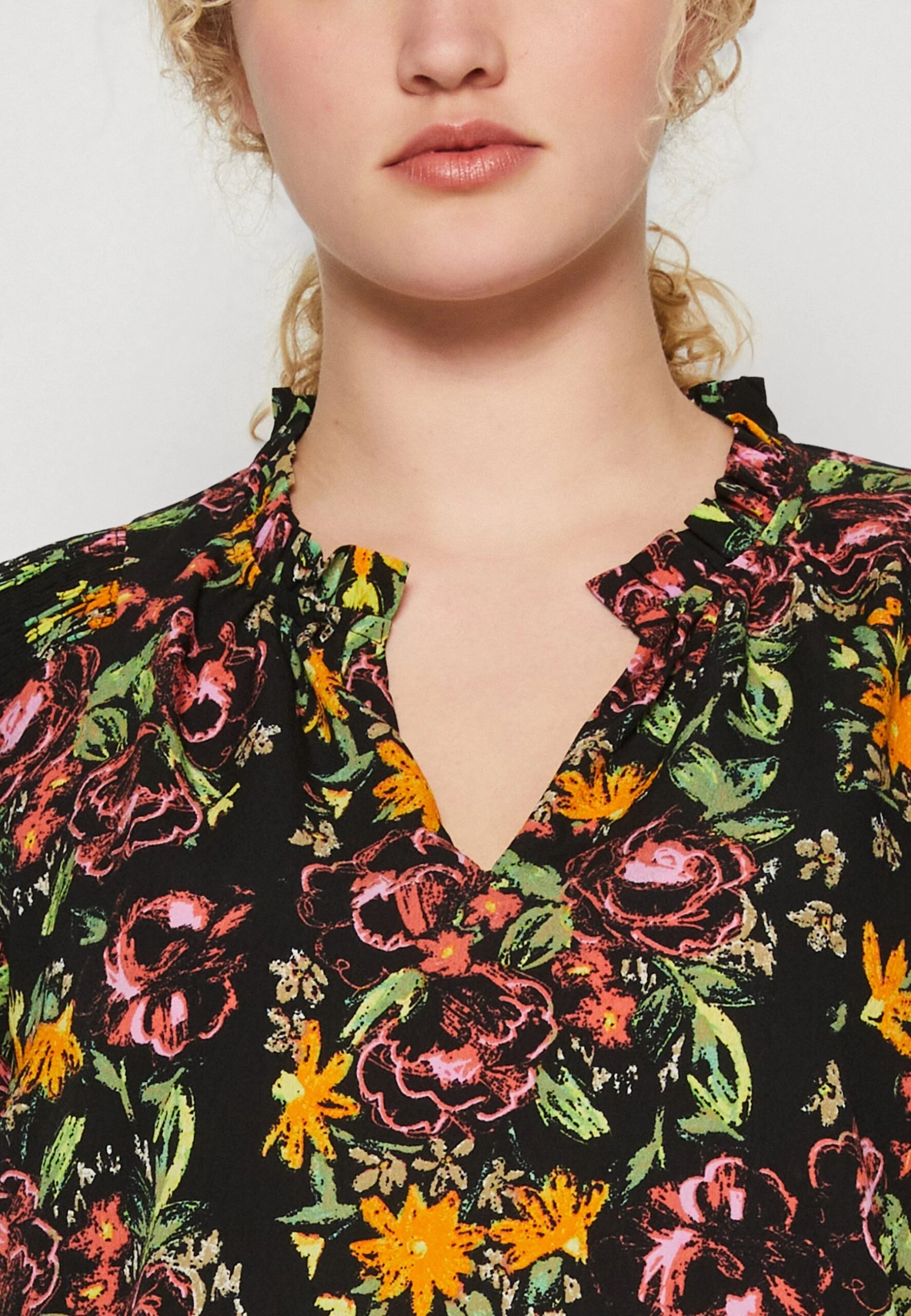 Vero Moda Curve Vmserenity Olivia Curve - Blouse - Black/Serenity 8 Vero Moda Curve Vmserenity Olivia Curve - Blouse - Black/Serenity - Image 6