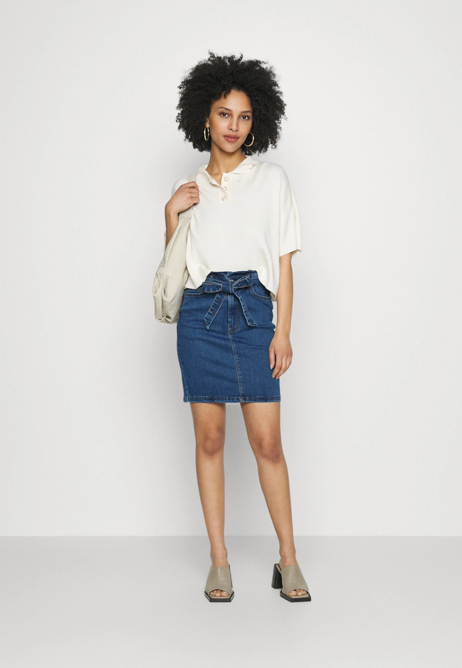 Vero Moda Petite Vmcamilla Short Paperbag Skirt- Maxi Skirt - Medium Blue Denim 4 Vero Moda Petite Vmcamilla Short Paperbag Skirt- Maxi Skirt - Medium Blue Denim - Image 2