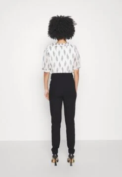 Vero Moda Petite Vmaugustasuka- Trousers - Black -Vero Moda 8171b70927c548f79b3d09c6a13afa1c