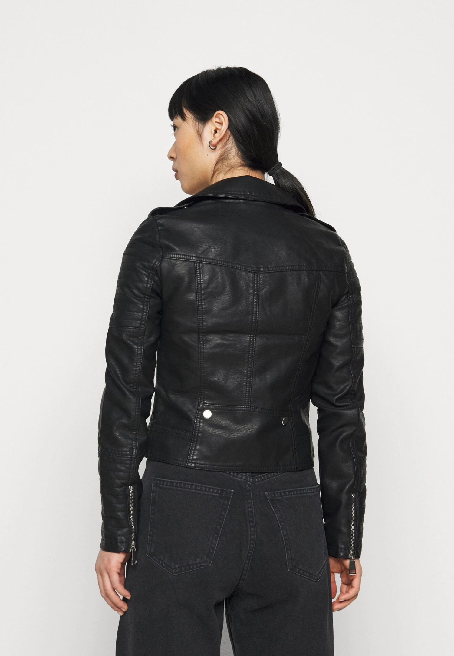 Vero Moda Petite Vmkerriultra Short Jacket - Faux Leather Jacket - Black 5 Vero Moda Petite Vmkerriultra Short Jacket - Faux Leather Jacket - Black - Image 3