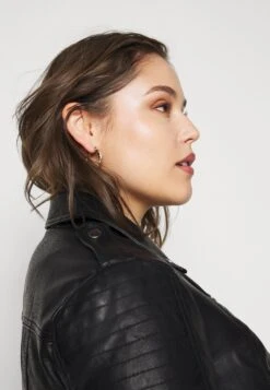 Vero Moda Curve Vmkerriultra Coated Jacket- Faux Leather Jacket - Black -Vero Moda 8f494c54a5914b69bda11913933fb60c