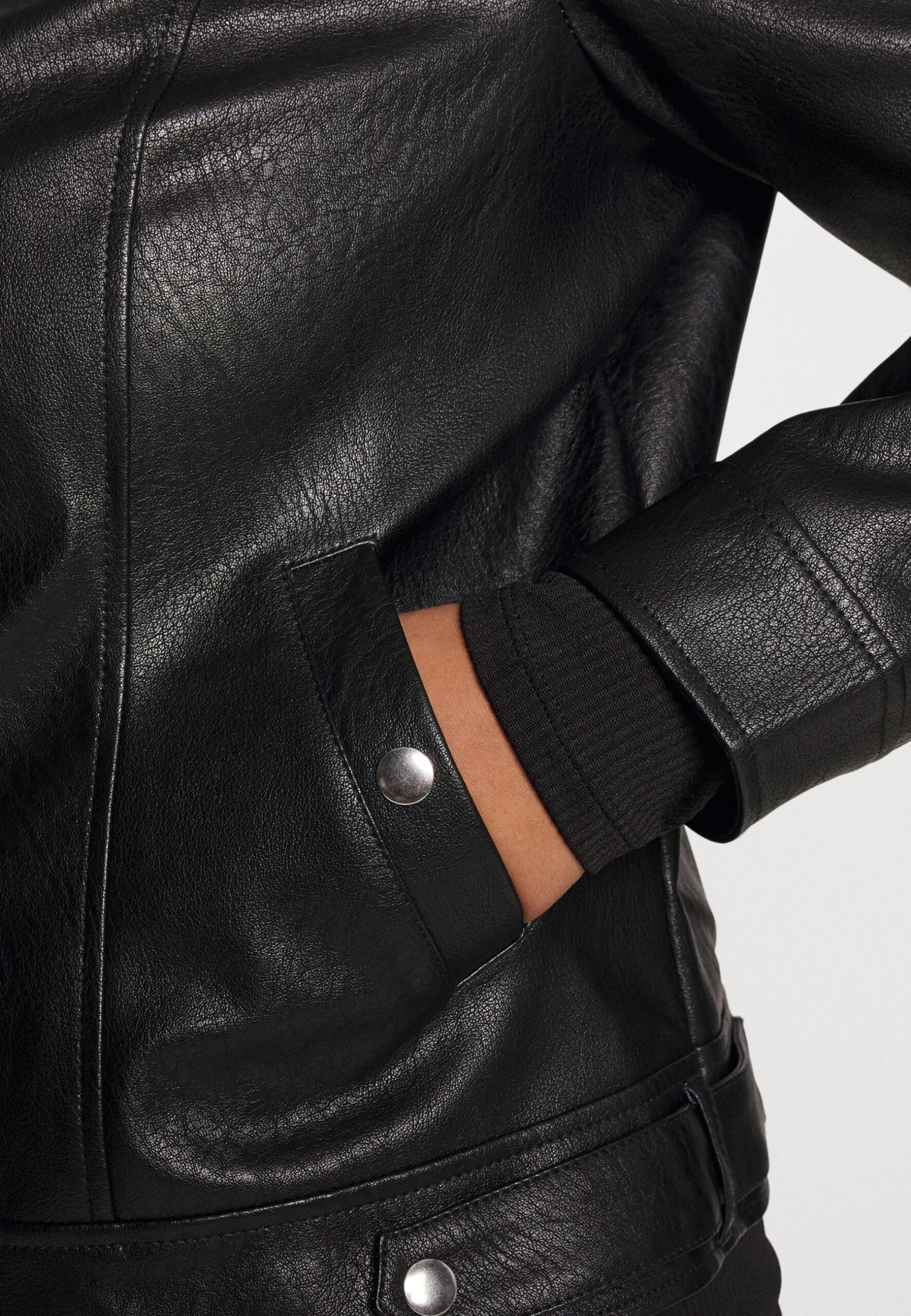 Vero Moda Curve Vmlove Lavine Short Coated Jacket - Faux Leather Jacket - Black 8 Vero Moda Curve Vmlove Lavine Short Coated Jacket - Faux Leather Jacket - Black - Image 6