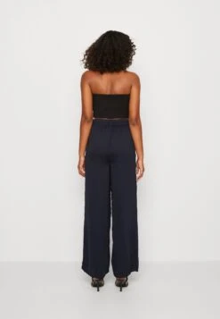 Vmdarcy Wide Pants - Trousers - Salute 10 Vmdarcy Wide Pants - Trousers - Salute -Vero Moda 9d0bb8cb94db484d977c53519c18187b