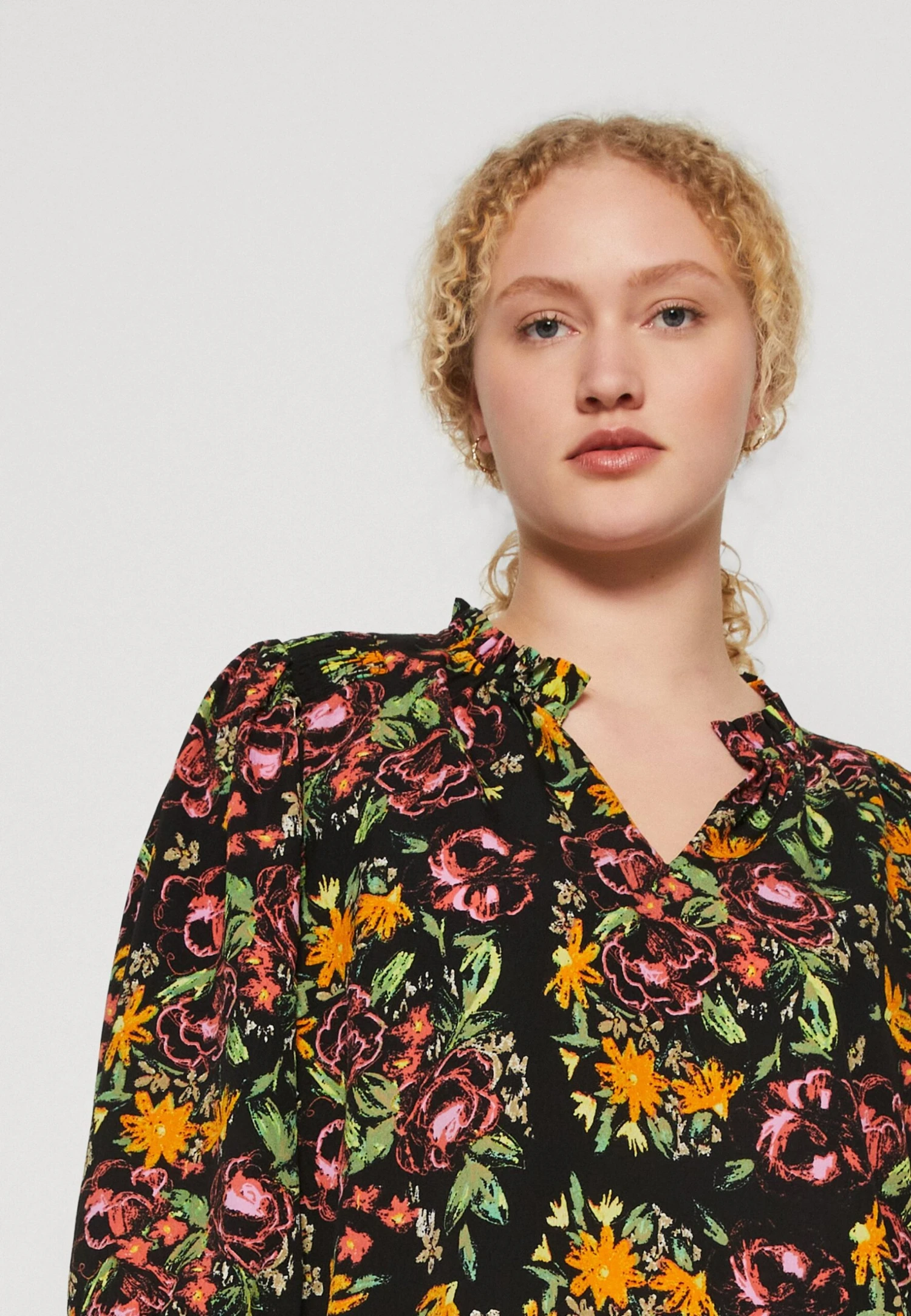 Vero Moda Curve Vmserenity Olivia Curve - Blouse - Black/Serenity 6 Vero Moda Curve Vmserenity Olivia Curve - Blouse - Black/Serenity - Image 4