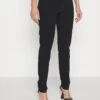 Vero Moda Petite Vmaugustasuka- Trousers - Black -Vero Moda a3a37e55f0b5435ab3c53c2d1f5312ab