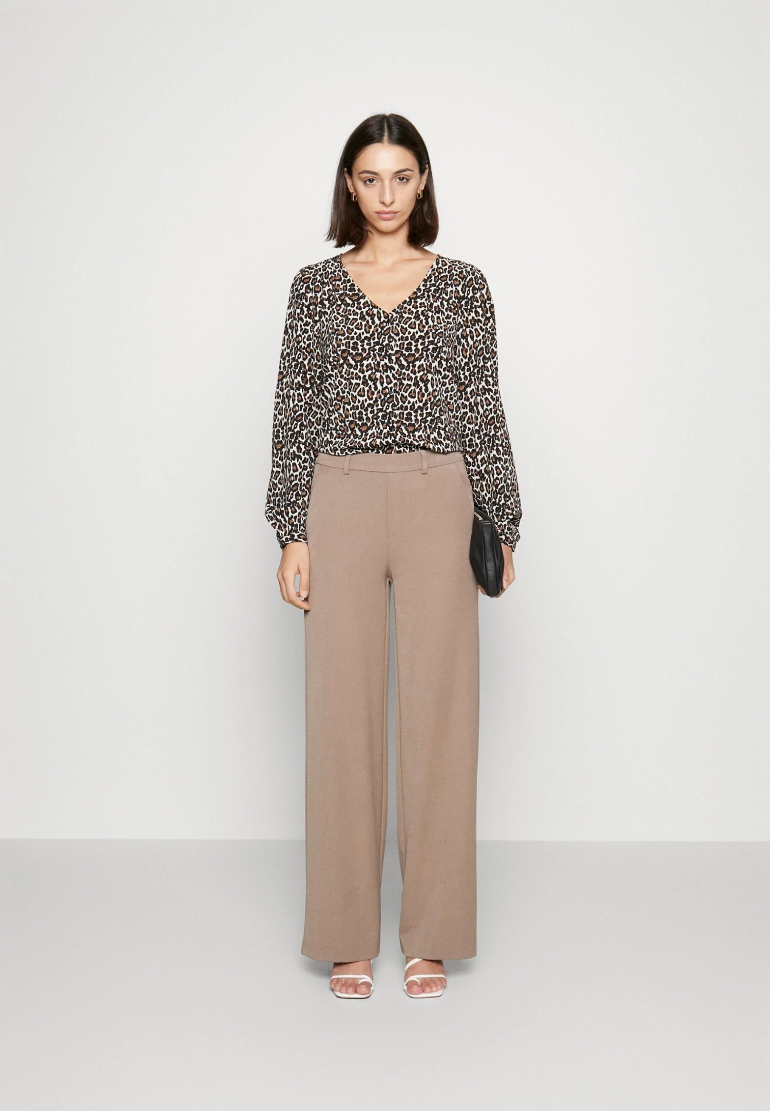 Vero Moda Tall Vmnaja V Neck Pleat - Blouse - Oatmeal/Linea Leo 4 Vero Moda Tall Vmnaja V Neck Pleat - Blouse - Oatmeal/Linea Leo - Image 2
