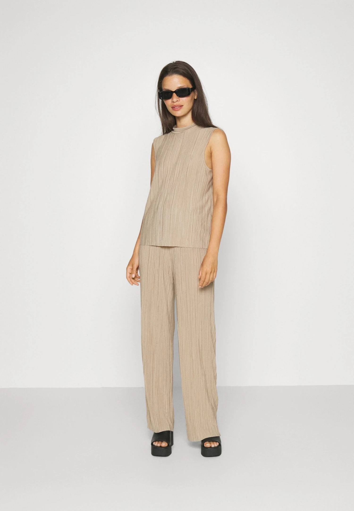 Vero Moda Petite Vmcira Wide Pant - Trousers - Silver Mink 4 Vero Moda Petite Vmcira Wide Pant - Trousers - Silver Mink - Image 2