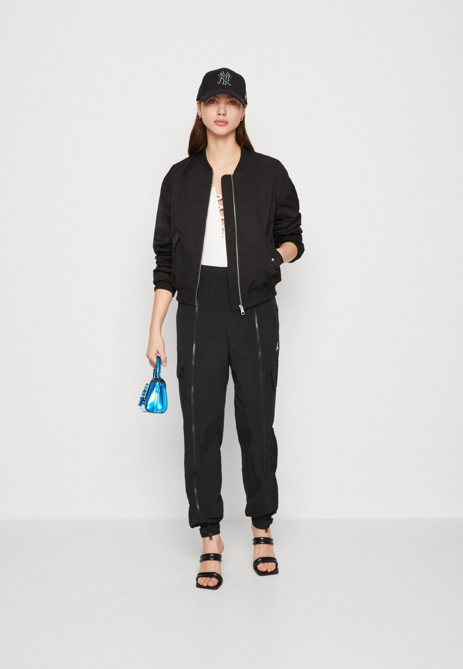 Vero Moda Alexa Short Boos - Bomber Jacket - Black 4 Vero Moda Alexa Short Boos - Bomber Jacket - Black - Image 2