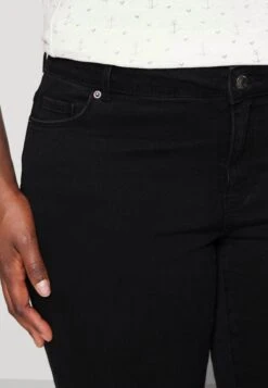 Vero Moda Curve Vmruna Seven Knickers - Denim Shorts - Black -Vero Moda be135a65c93640a49f5b4b30d5a2ddee