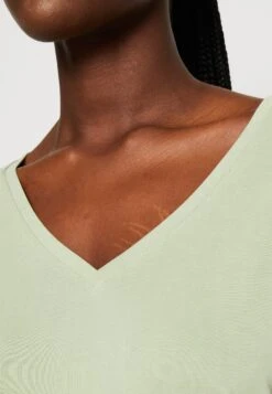 Vero Moda Vmfilli Ss V-Neck Ga Noos - Basic T-Shirt - Reseda -Vero Moda bf9d70cd2e3742ce984b5b27add9299e