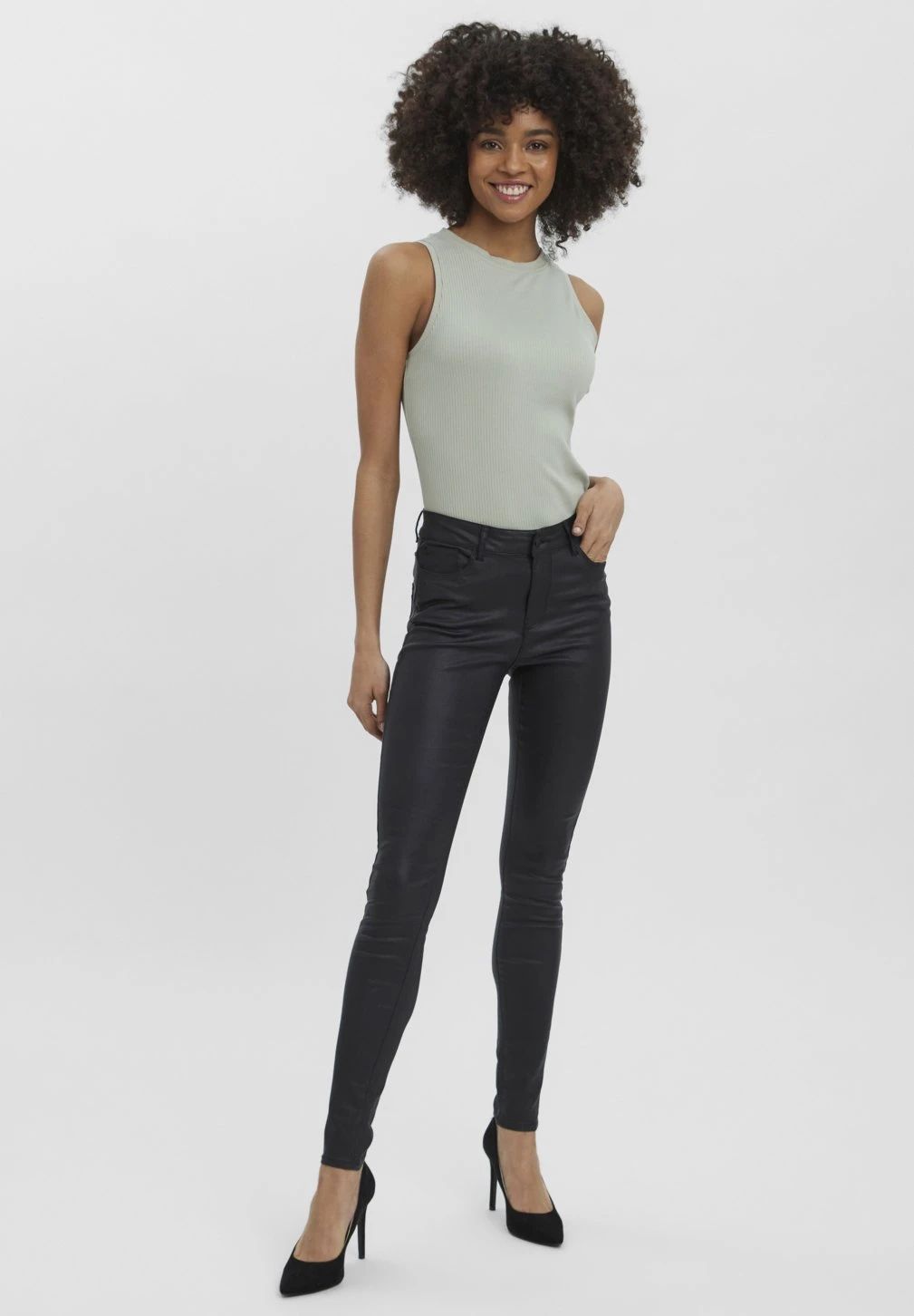 Vero Moda Vmseven Smooth Coated Pants - Trousers - Black 4 Vero Moda Vmseven Smooth Coated Pants - Trousers - Black - Image 2