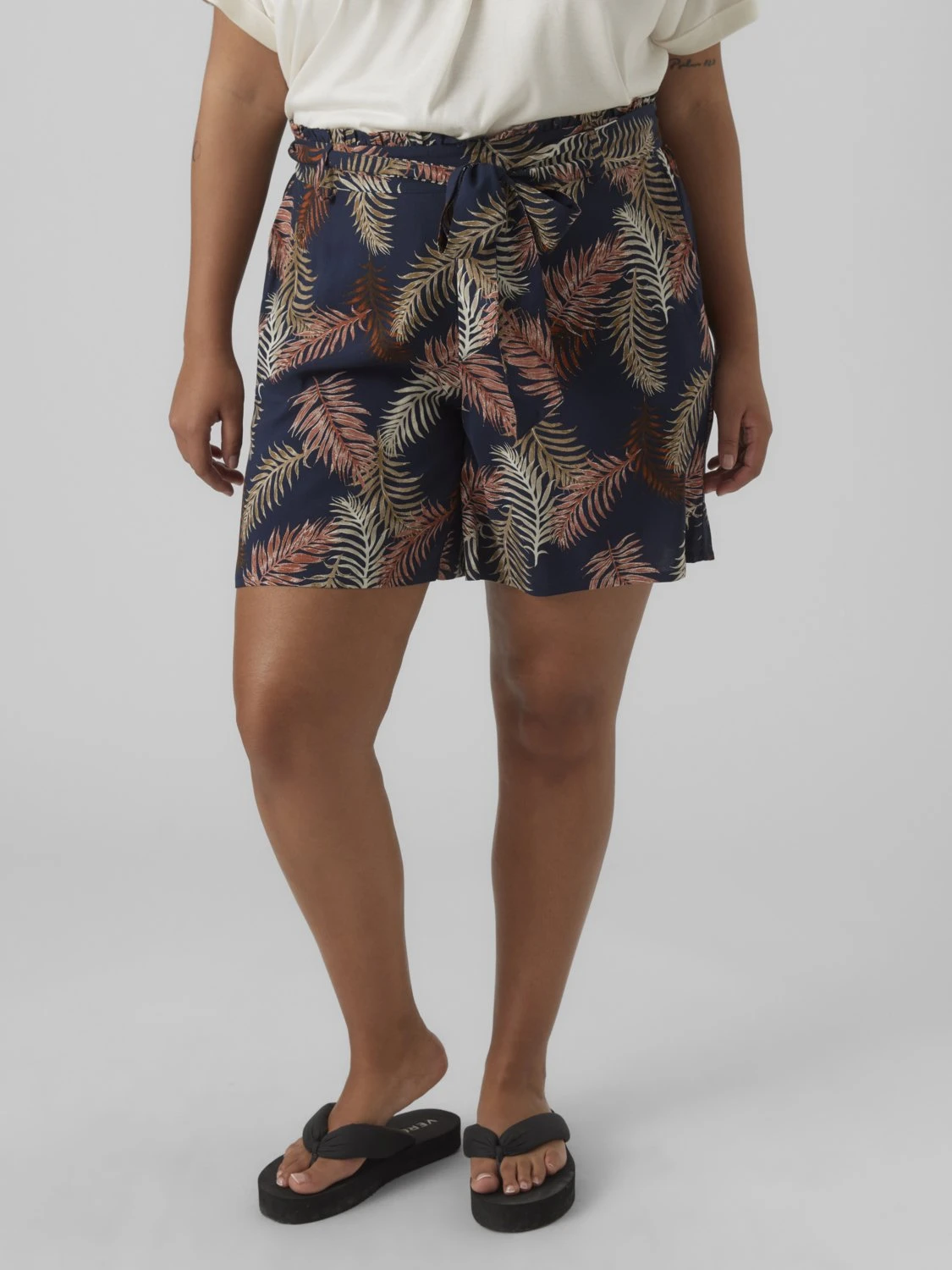 Vero Moda Curve Vmeasy Long Shorts - Shorts - Navy Blazer/New Tropical 3 Vero Moda Curve Vmeasy Long Shorts - Shorts - Navy Blazer/New Tropical