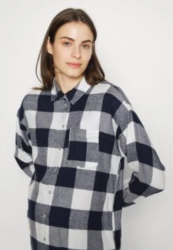 Vmmkelly Oversize Shirt - Blouse - Navy/White 11 Vmmkelly Oversize Shirt - Blouse - Navy/White -Vero Moda ea2356d03dc849e2981d841ce57fe68a