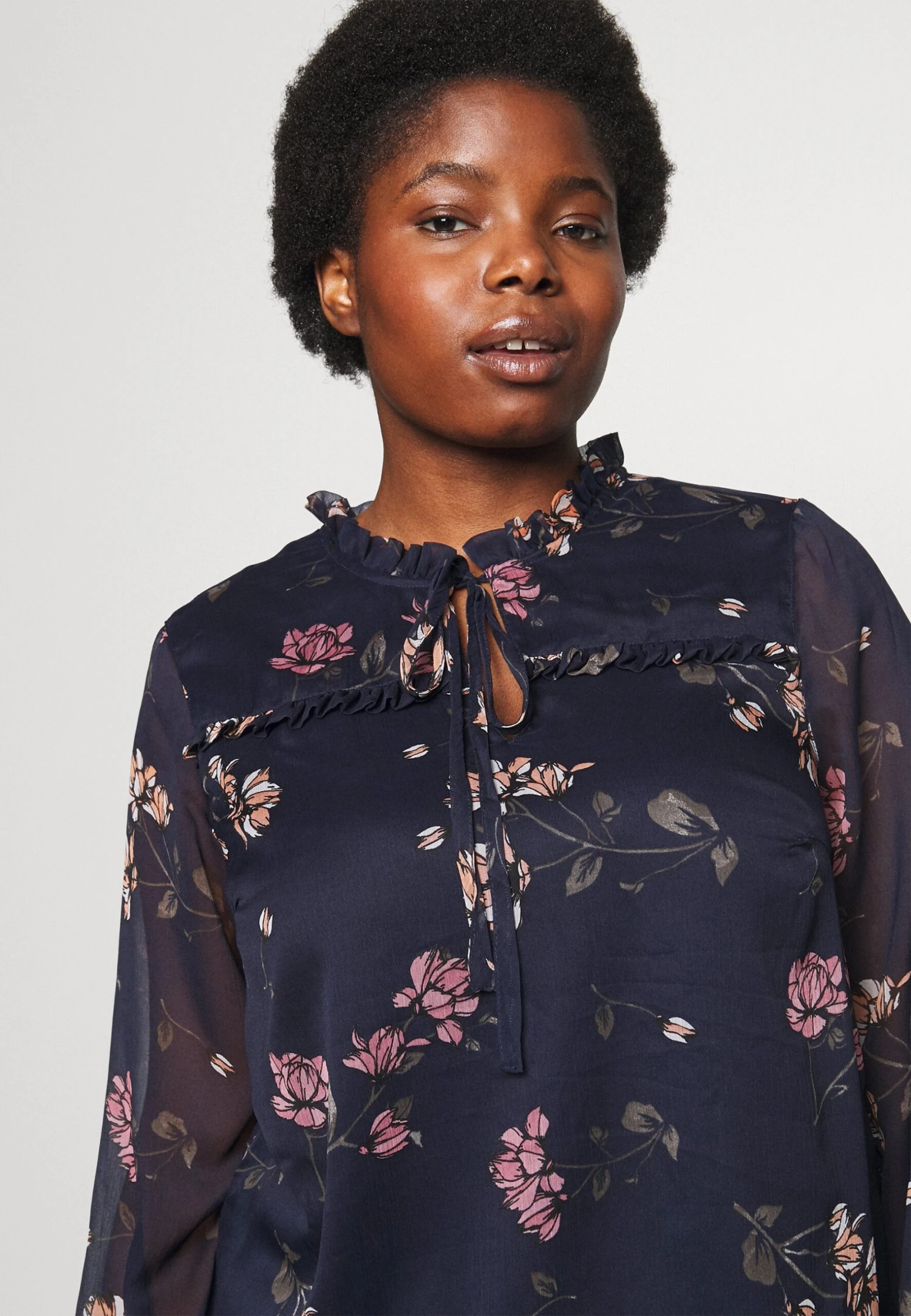 Vero Moda Curve Vmcmilla- Blouse - Navy Blazer/Sallie 6 Vero Moda Curve Vmcmilla- Blouse - Navy Blazer/Sallie - Image 4