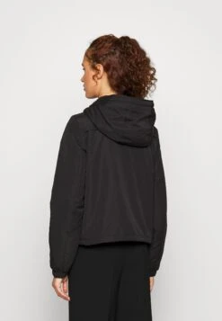 Vero Moda Tall Vmzoa Padded Short Parka - Light Jacket - Black -Vero Moda f35cf528c63f411eb8e0723230cfb263
