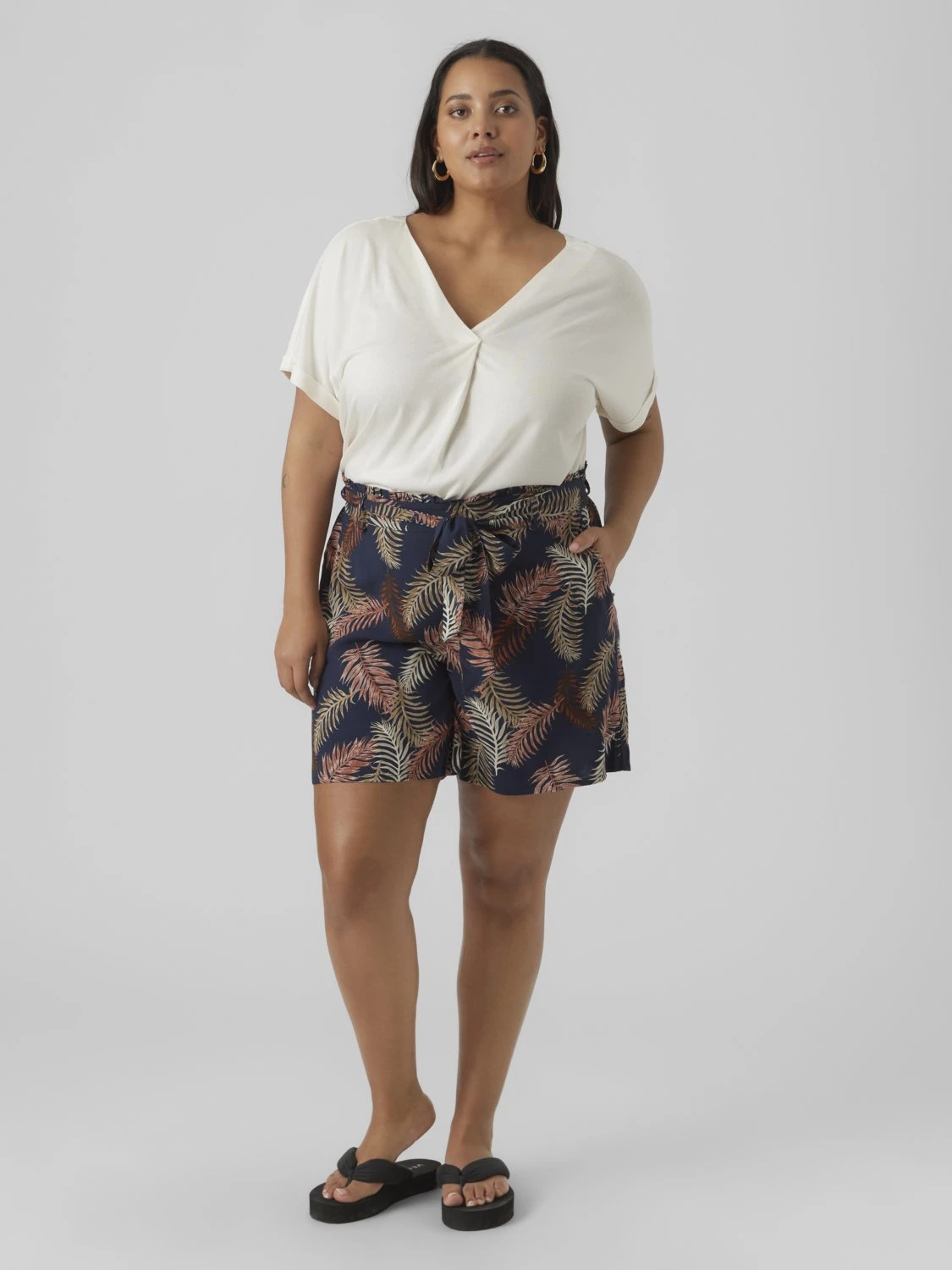 Vero Moda Curve Vmeasy Long Shorts - Shorts - Navy Blazer/New Tropical 4 Vero Moda Curve Vmeasy Long Shorts - Shorts - Navy Blazer/New Tropical - Image 2