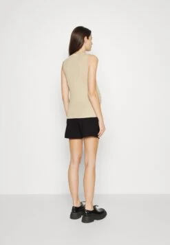 Vmmeva Short Ruffle New - Shorts - Black -Vero Moda ffc86321b5754212b5e266b7d80fc2f1